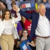 Phó Tổng thống Mỹ Kamala Harris (trái) và ứng viên liên danh tranh cử Tim Walz trong cuộc vận động bầu cử ở Detroit, bang Michigan, ngày 7/8/2024. (Ảnh: THX/TTXVN)