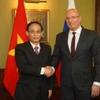 Ông Lê Hoài Trung với Phó Thủ tướng Liên bang Nga Dmitry Chernyshenko, Đồng Chủ tịch Ủy ban Liên chính phủ Việt-Nga về hợp tác kinh tế-thương mại và khoa học kỹ thuật. (Ảnh: Duy Trinh/TTXVN)