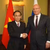 Ông Lê Hoài Trung với Phó Thủ tướng Liên bang Nga Dmitry Chernyshenko, Đồng Chủ tịch Ủy ban Liên chính phủ Việt-Nga về hợp tác kinh tế-thương mại và khoa học kỹ thuật. (Ảnh: Duy Trinh/TTXVN)