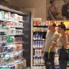 Khách hàng chọn mua đồ trong siêu thị tại Frankfurt, Đức. (Ảnh: THX/TTXVN)