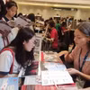 Thí sinh tìm hiểu thông tin du học. (Ảnh: PV/Vietnam+)