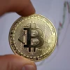 Đồng tiền kỹ thuật số bitcoin. (Ảnh: AFP/TTXVN)