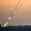Rocket được phóng từ Dải Gaza vào lãnh thổ Israel. (Ảnh: AFP/TTXVN)