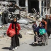 Phụ nữ và trẻ em sơ tán tránh xung đột tại Gaza, ngày 22/10. (Ảnh: THX/TTXVN)