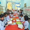 Học sinh đọc sách, truyện tại tủ sách Đinh Hữu Dư. (Ảnh minh họa. Hồng Điệp/TTXVN)
