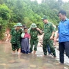 Các lực lượng hỗ trợ người dân qua lại ngầm tràn, điểm giao thông đảm bảo an toàn. (Ảnh: TTXVN phát)