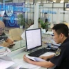 Công chức Hải quan cửa khẩu Hữu Nghị giải quyết thủ tục xuất nhập khẩu cho doanh nghiệp. (Ảnh: Quang Duy/TTXVN)