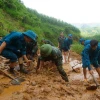 Cán bộ, chiến sỹ Ban Chỉ huy Quân sự huyện Mèo Vạc cùng lực lượng dân quân khơi thông tuyến đường vào thôn Khuổi Roài, xã Tát Ngà bị cô lập do mưa lũ. (Ảnh: Hà Linh/TTXVN phát)