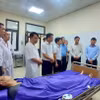 Đại diện lãnh đạo Ủy ban Nhân dân tỉnh Quảng Ninh, các đoàn thể thăm hỏi, hỗ trợ nạn nhân bị thương được điều trị tại Bệnh viện Đa khoa tỉnh Quảng Ninh. (Ảnh: Thanh Vân/TTXVN)