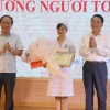Bí thư Thành ủy Hải Phòng Lê Tiến Châu (trái) và Phó Chủ tịch Ủy ban Nhân dân thành phố Hải Phòng Lê Khắc Nam tặng Bằng khen cho điều dưỡng viên Nguyễn Thị Thảo. (Ảnh: Hoàng Ngọc/TTXVN)