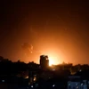 Khói lửa bốc lên sau một cuộc không kích của Israel xuống Gaza. (Ảnh: AFP/TTXVN)