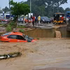 Cảnh tàn phá sau những trận mưa lớn tại Bingerville gần Abidjan, Côte d'Ivoire. (Ảnh: AFP/TTXVN)