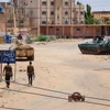 Quân đội Sudan gác trên một đường phố ở thủ đô Khartoum. (Ảnh: AFP/TTXVN)