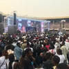 Khán giả tham dự buổi hòa nhạc tại sân vận động Stade de Martyrs ở Kinshasa, CHDC Congo, ngày 27/7. (Ảnh: THX/TTXVN)