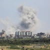 Khói bốc lên sau cuộc không kích của Israel xuống Dải Gaza. (Ảnh: THX/TTXVN)