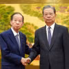 Ông Triệu Lạc Tế (phải) đã gặp ông Toshihiro Nikai. (Ảnh: japantimes)