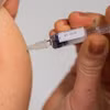 Tiêm vaccine phòng sởi. (Ảnh: AFP/TTXVN)