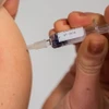 Tiêm vaccine phòng sởi. (Ảnh: AFP/TTXVN)