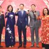 Tổng Lãnh sự Việt Nam tại Hồng Công Phạm Bình Đàm và Phu nhân Kiều Thị Thúy Quỳnh; Chủ tịch Hiệp hội người Việt Nam Hong Kong Doãn Quỳnh Linh; Chủ tịch Hiệp hội người Việt Nam tại Macau Dương Trung Đức; Chủ tịch Hội sinh viên Việt Nam tại Hong Kong Nguyễn Đắc Hiếu cùng chúc mừng Năm mới. (Ảnh: Xuân Vịnh/TTXVN)
