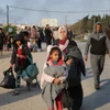 Người dân sơ tán khỏi thành phố Khan Younis, Dải Gaza. (Ảnh: THX/TTXVN)