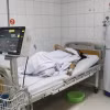 Nạn nhân đang được cấp cứu tại bệnh viện Giao thông vận tải sáng 24/5. (Ảnh: Huy Hùng/TTXVN)