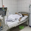 Nạn nhân đang được cấp cứu tại bệnh viện Giao thông vận tải sáng 24/5. (Ảnh: Huy Hùng/TTXVN)