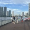 Khách du lịch chụp hình bên bờ sông Chao Phraya. (Ảnh: Huy Tiến/TTXVN)