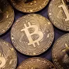 Đồng tiền kỹ thuật số bitcoin. (Ảnh: Getty Images/TTXVN)