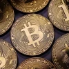 Đồng tiền kỹ thuật số bitcoin. (Ảnh: Getty Images/TTXVN)