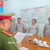 Cán bộ điều tra Công an tỉnh Đồng Nai công bố quyết định khởi tố, lệnh bắt tạm giam đối với 3 bị can là cán bộ và nguyên cán bộ xã Ngọc Định (huyện Định Quán). (Ảnh: Công an Đồng Nai/TTXVN phát)