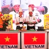Chuyên gia cắt tỉa Phạm Văn Đông và đầu bếp Nguyễn Văn Thông giới thiệu sản phẩm được chế biến trực tiếp tại Lễ hội Ẩm thực Việt Nam. (Ảnh: Ngọc Thúy/TTXVN)