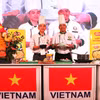 Chuyên gia cắt tỉa Phạm Văn Đông và đầu bếp Nguyễn Văn Thông giới thiệu sản phẩm được chế biến trực tiếp tại Lễ hội Ẩm thực Việt Nam. (Ảnh: Ngọc Thúy/TTXVN)