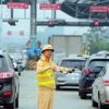 Cảnh sát giao thông điều tiết, phân luồng giao thông đoạn trạm thu phí cao tốc Pháp Vân-Cầu Giẽ. (Ảnh: Phạm Kiên/TTXVN)