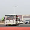 Các xe trung chuyển (xe điện) chở khách du lịch xuất cảnh đi qua vạch phân quảng cầu Bắc Luân 2. (Ảnh: Thanh Vân/TTXVN)