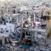 Cảnh đổ nát sau các cuộc không kích của Israel xuống Dải Gaza. (Ảnh: THX/TTXVN)
