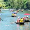 Khách du lịch tham quan Tam Cốc, Ninh Bình. (Ảnh: TTXVN)