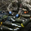 Binh sỹ Ukraine lắp đầu đạn pháo tại Bakhmut ngày 11/3/2023. (Ảnh: AFP)
