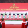 Thủ tướng Phạm Minh Chính và các đại biểu thực hiện nghi thức khởi công Dự án xây dựng Sân bay Gia Bình. (Ảnh: Dương Giang/TTXVN)