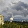 Khói bốc lên từ một nhà máy xử lý rác thải ở Berlin, Đức. (Ảnh: AFP/TTXVN)