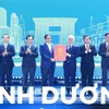 Thủ tướng Phạm Minh Chính trao Quyết định phê duyệt Quy hoạch thời kỳ 2021-2030, tầm nhìn đến năm 2050 cho lãnh đạo tỉnh Bình Dương. (Ảnh: Dương Giang/TTXVN)