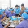 Lãnh đạo Liên đoàn Lao động Khánh Hòa thăm hỏi công nhân, đoàn viên công đoàn của Công ty In bao bì Khatoco trong "Bữa cơm Công đoàn." (Ảnh: Phan Sáu/TTXVN)