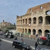 Những chiếc máy kéo tại Đấu trường La Mã Colosseum. (Nguồn: AFP)