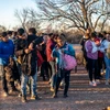 Lực lượng tuần tra biên giới kiểm tra giấy tờ của người di cư tại Eagle Pass, Texas, Mỹ, ngày 4/2/2024. (Ảnh: AFP/TTXVN)