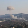 Khói bốc lên sau cuộc không kích của Israel xuống Kafr Kila, Liban ngày 6/8. (Ảnh: THX/TTXVN)