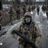 Quân nhân Ukraine tuần tra quanh căn cứ quân sự ở vùng Donetsk tháng 2/2023. (Ảnh: AFP/TTXVN)