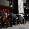 Khách xếp hàng mua đồ tại cửa hàng của Louis Vuitton ở Tokyo. (Ảnh: Bloomberg)