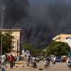 Khói bốc lên sau một vụ tấn công tại Ouagadougou, Burkina Faso. (Ảnh: AFP/TTXVN)