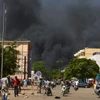 Khói bốc lên sau một vụ tấn công tại Ouagadougou, Burkina Faso. (Ảnh: AFP/TTXVN)