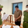 Cơ quan Cảnh sát Điều tra, Công an tỉnh thi hành lệnh bắt tạm giam bị can Trần Trung Hiếu. (Ảnh: Hà Toản/TTXVN phát)