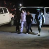Các tay súng Hamas bàn giao nhóm con tin người Israel cho Ủy ban Chữ thập Đỏ quốc tế tại Rafah, miền Nam Dải Gaza, ngày 28/11/2023. (Ảnh: AFP/TTXVN)